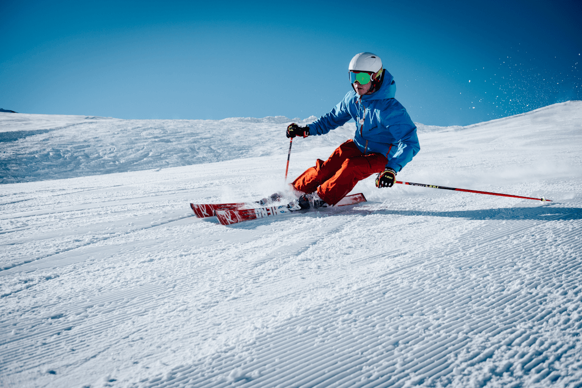 Alpin-Skifahrer im Rennen am Spitzenberg